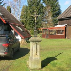 Kříž v zahradě domu 214 v Lobendavě