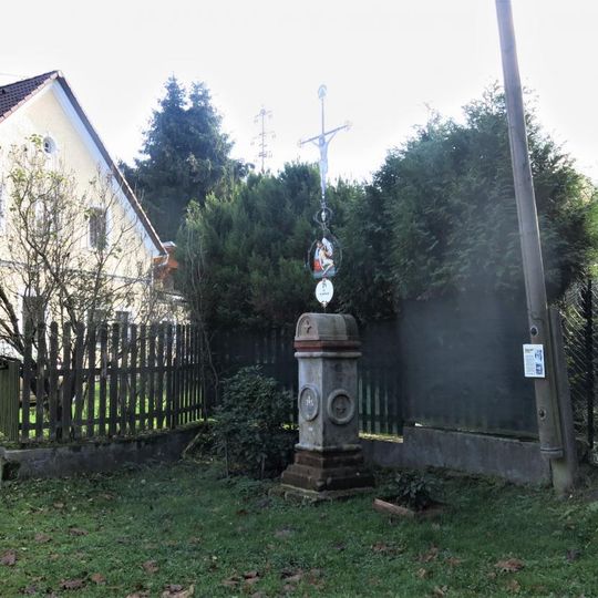 Kříž u domu 71 ve Studeném