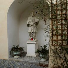 Socha svatého Jana Nepomuckého na dvoře fary u svatého Mikuláše ve Znojmě