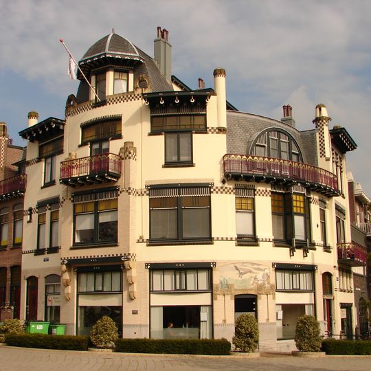 Winkel met twee bovenwoningen en hekwerken