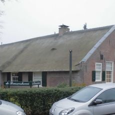 Pand met topgevel met zijvleugel