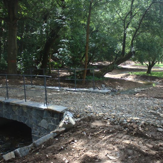 Most přes Prokopský potok na kraji lesa severně od butovického hradiště