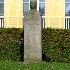 Busta Boženy Němcové u školy Boženy Němcové