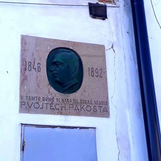 Pamětní deska Vojtěcha Pakosty v Deštné
