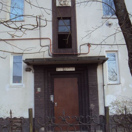 Дом жилой с рельефом над входом