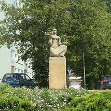 Socha ženy s holubicí v Husově ulici v Jičíně