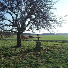 Kříž nad Dobrou Vodou u sadu