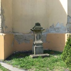 Podstavec ulomeného kříže u kostela v Měrunicích