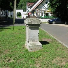 Podstavec s ulomeným kovovým křížem u penzionu První mlýn v Bezručově údolí