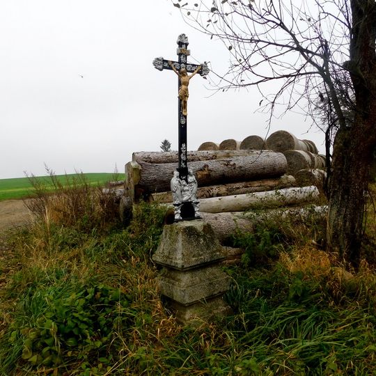 Kříž u silnice východně od Chýšky