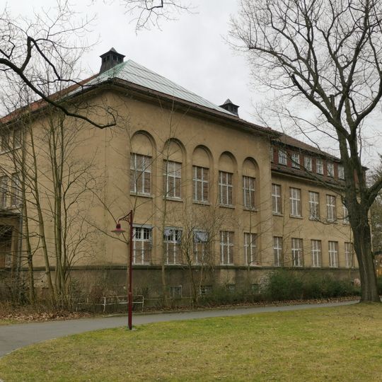 Building A7: Clinic building in the style of reform architecture Hufelandstraße 15