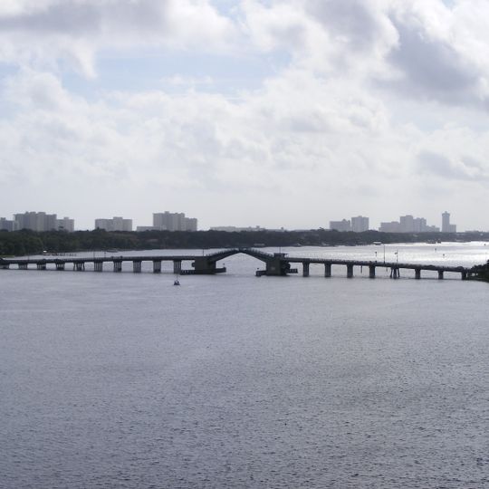 Veterans Memorial Bridge