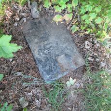 Kříž severně od Chodského Újezdu u tůje