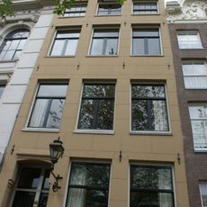 Pand met zandstenen gevel onder rechte lijst