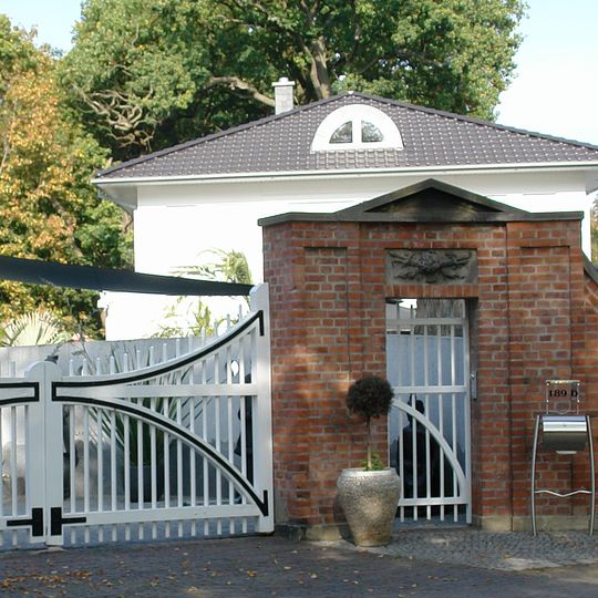 Landgut Schütte, Toranlage