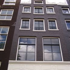 Huis met halsgevel