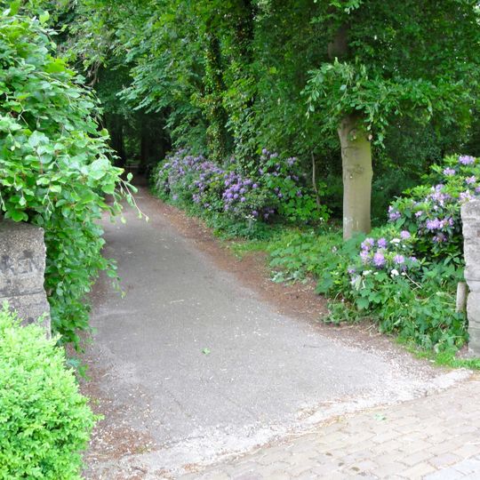 Klarenbeek: betonnen pijlers inrijhek oostzijde