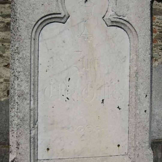 Památník neznámého určení u kostela sv. Michaela archanděla ve středu Jiříkova