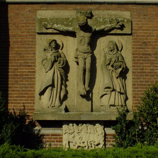 Sculptuur, vertoont elementen van de op de archasche en soms barokke vormentaal teruggrijpende kerkelijke beeldhouwkunst van rond de Tweede Wereldoorlog