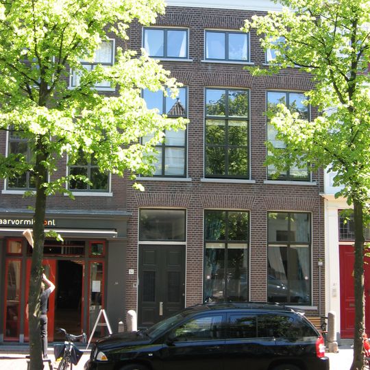 Pand met lage bovenverdieping en eenvoudige lijstgevel