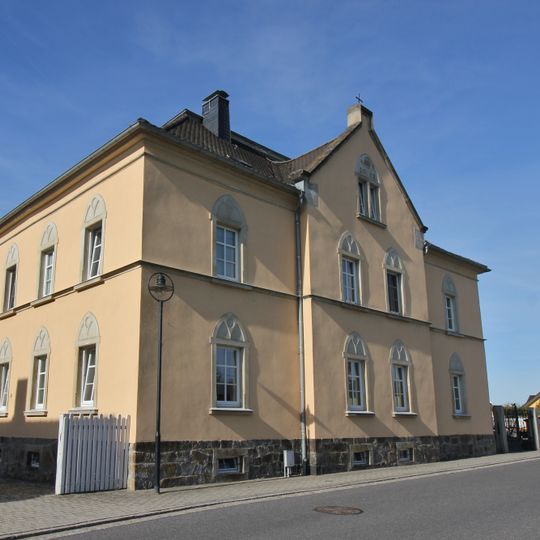 Pfarrhaus mit Hofmauer und Torbogen Hauptstraße 17