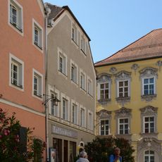 Wohnhaus mit Laden