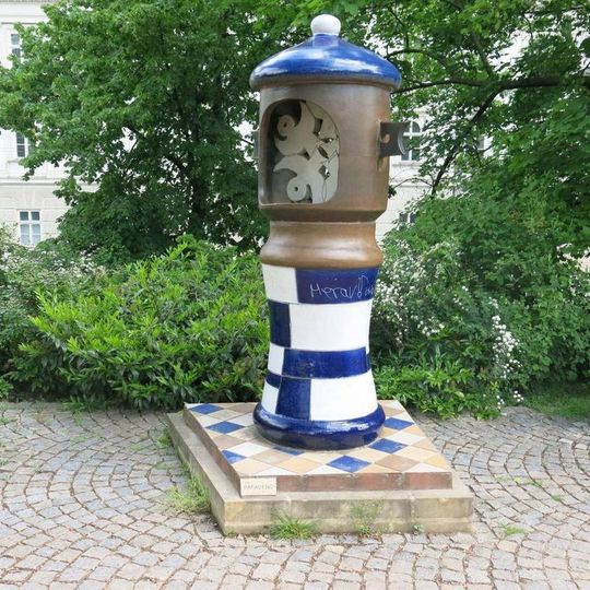 Keramická plastika Papageno v parku Koliště v Brně