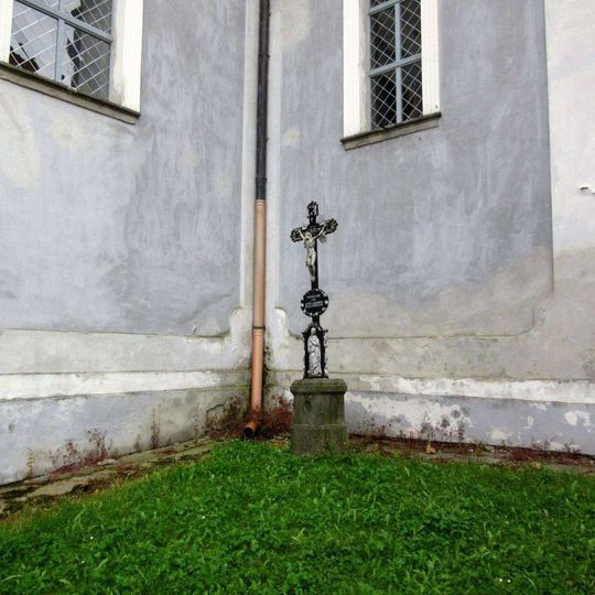 Kříž u kostela v Mirovicích
