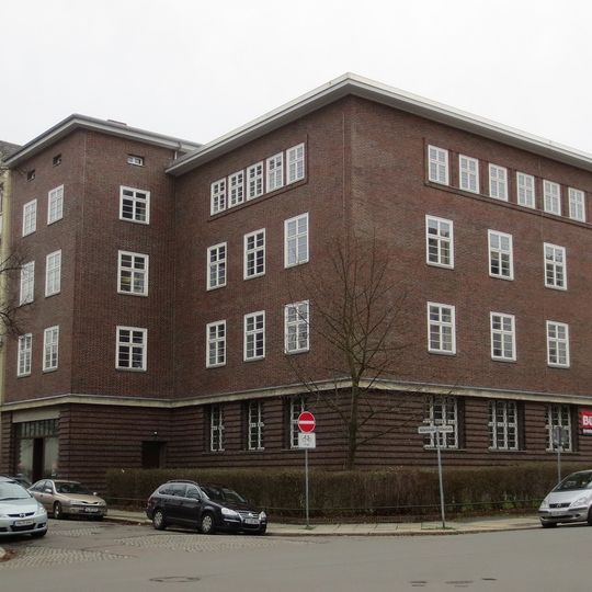 Verwaltungsgebäude mit Wohnnutzung in halboffener Bebauung und in Ecklage Vettersstraße 26