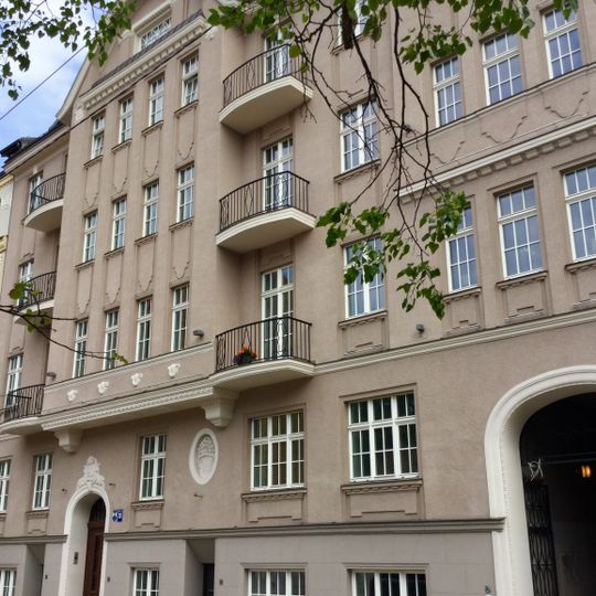 Īres nams ar veikalu