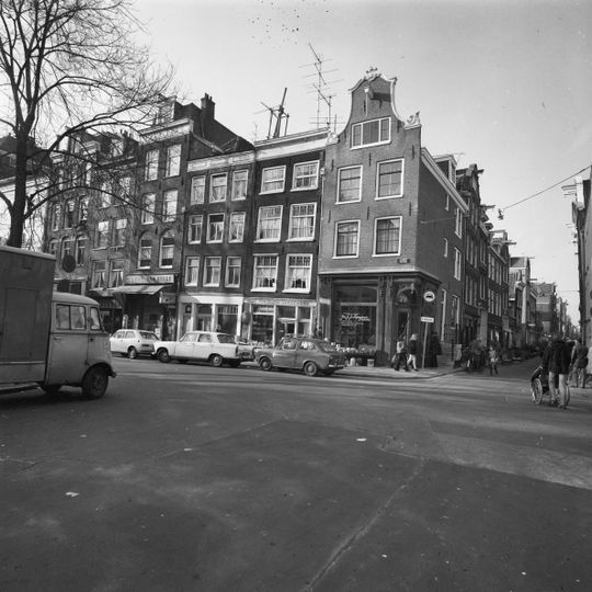 Pand met gevel onder rechte lijst