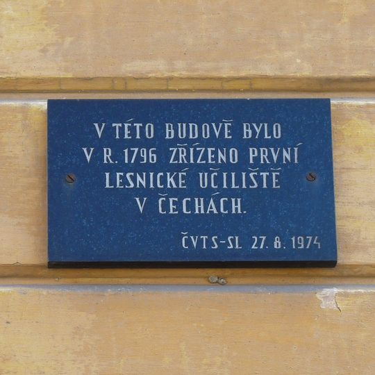 Pamětní deska lesnického učiliště