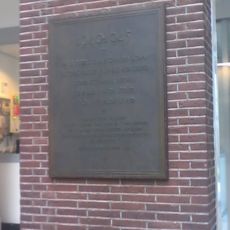 Plaquette in de Universiteit van Amsterdam