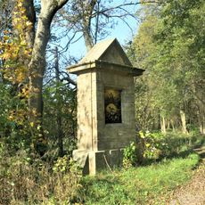 Kaplička zvaná Lischkeova u cesty severně od Dolní Chřibské