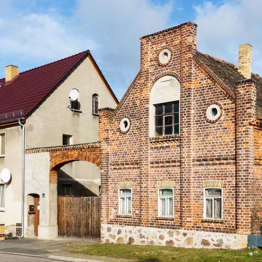 Seitengebäude und Toranlage eines ehemaligen Vierseithofes Im Rundling 25