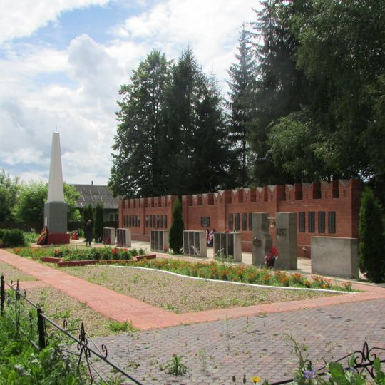 Братская могила советских воинов, погибших в боях с фашистами