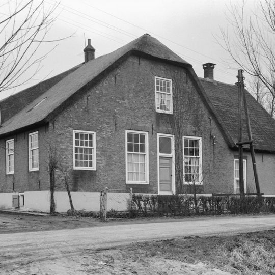 Uitgebouwd gedeelte, onder rieten zadeldak, van een boerderij. Vormt een geheel met het buurnummer 8.