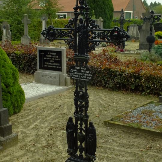 R.K. Kerkhof Sambeek: grafkruis van J. Grutters