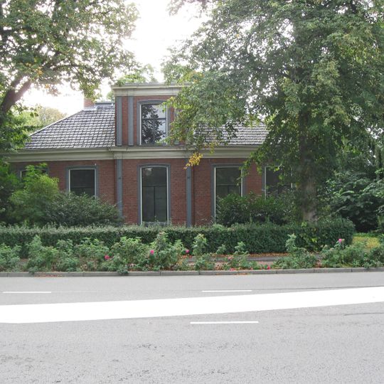 Vierkant pand onder schilddak