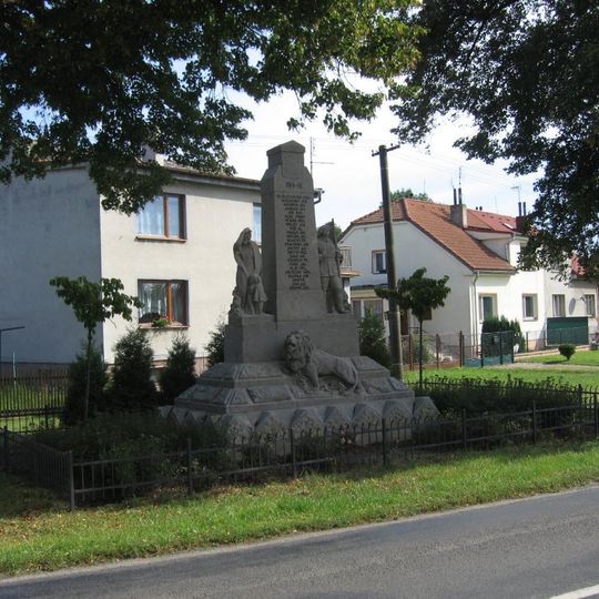 Pomník padlým u hlavní silnice ve Skochovicích