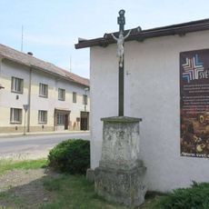 Kříž na rozcestí ulic Jiráskova a Nádražní v Třebenicích