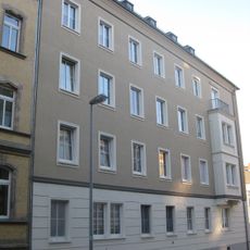 Wohnhaus in halboffener Bebauung und Pergola Jahnstraße 46