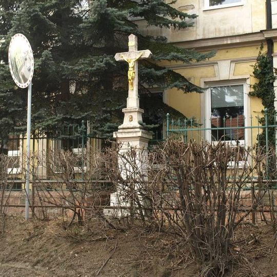 Kříž před školou v Brněnských Ivanovicích