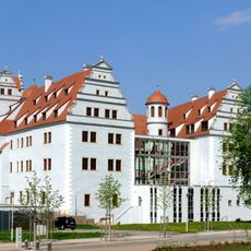 Einzeldenkmal der Sachgesamtheit Schloss Osterstein: Renaissanceschloss, unter Einbeziehung von Vorgängerbauten mehrfach umgebaute und umgenutzte Dreiflügelanlage, heute Pflegeheim sowie historische Brücke über den Schlossgraben (siehe auch Sachg