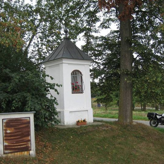 Kaplička na křižovatce silnic ve Strojeticích