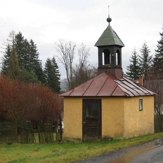 Kaplička se zvonicí při hlavní komunikaci v Horní Moravici