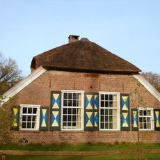 Eenvoudig begin 20e-eeuws boerderij-complex bestaande uit boerderij, bakhuis en schuur, gelegen op en behorend tot landgoed 't Reelaer