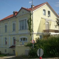 Zweigeschossiger Backsteinbau