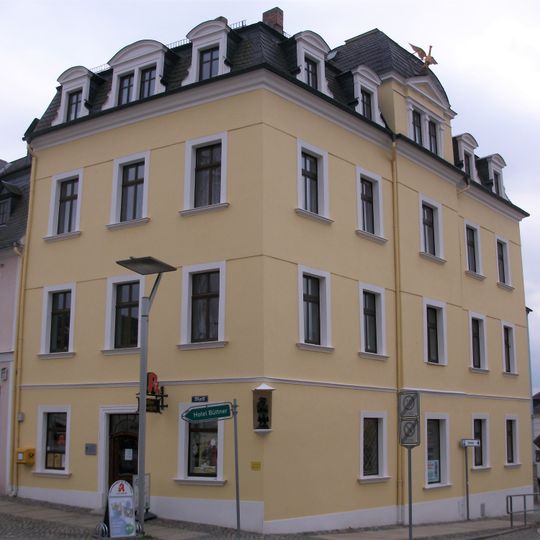 Wohnhaus in Ecklage und geschlossener Bebauung, Apotheke mit alter Apothekeneinrichtung Markt 27