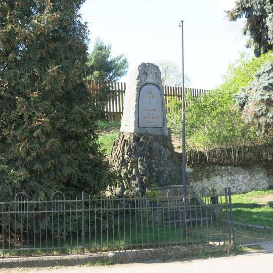 Pomník padlým na rozcestí v Holanech